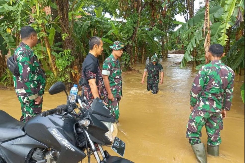 Penanganan banjir Banyumas Rabu, 15 November 2023 oleh Koramil Sumpiuh