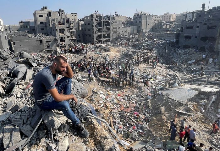 Seorang pria mencari keluarganya setelah serangan teroris di Palestina.