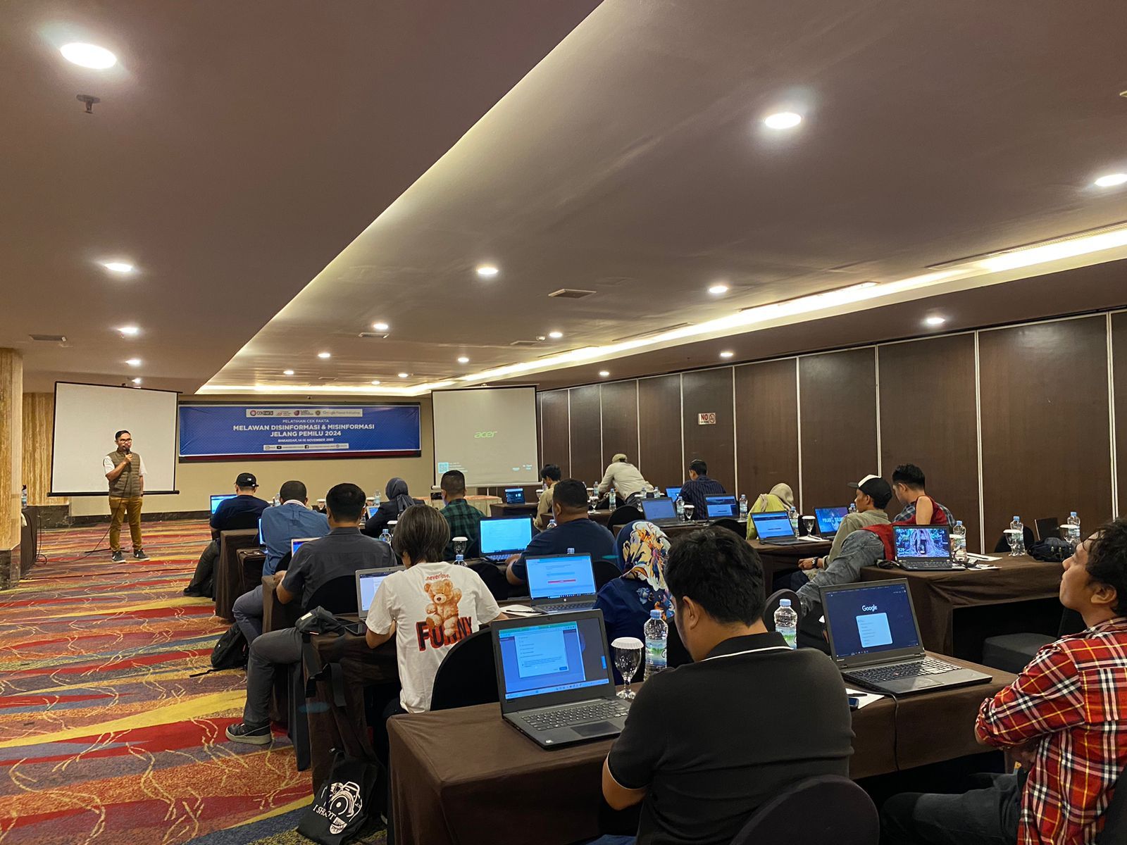   Para jurnalis dari media di Indonesia Timur mengikuti pelatihan Cek Fakta di Makassar, dipandu oleh para trainer berpengalaman, fokus pada strategi melawan disinformasi dan misinformasi menjelang Pemilu 2024 (foto: AMSI)