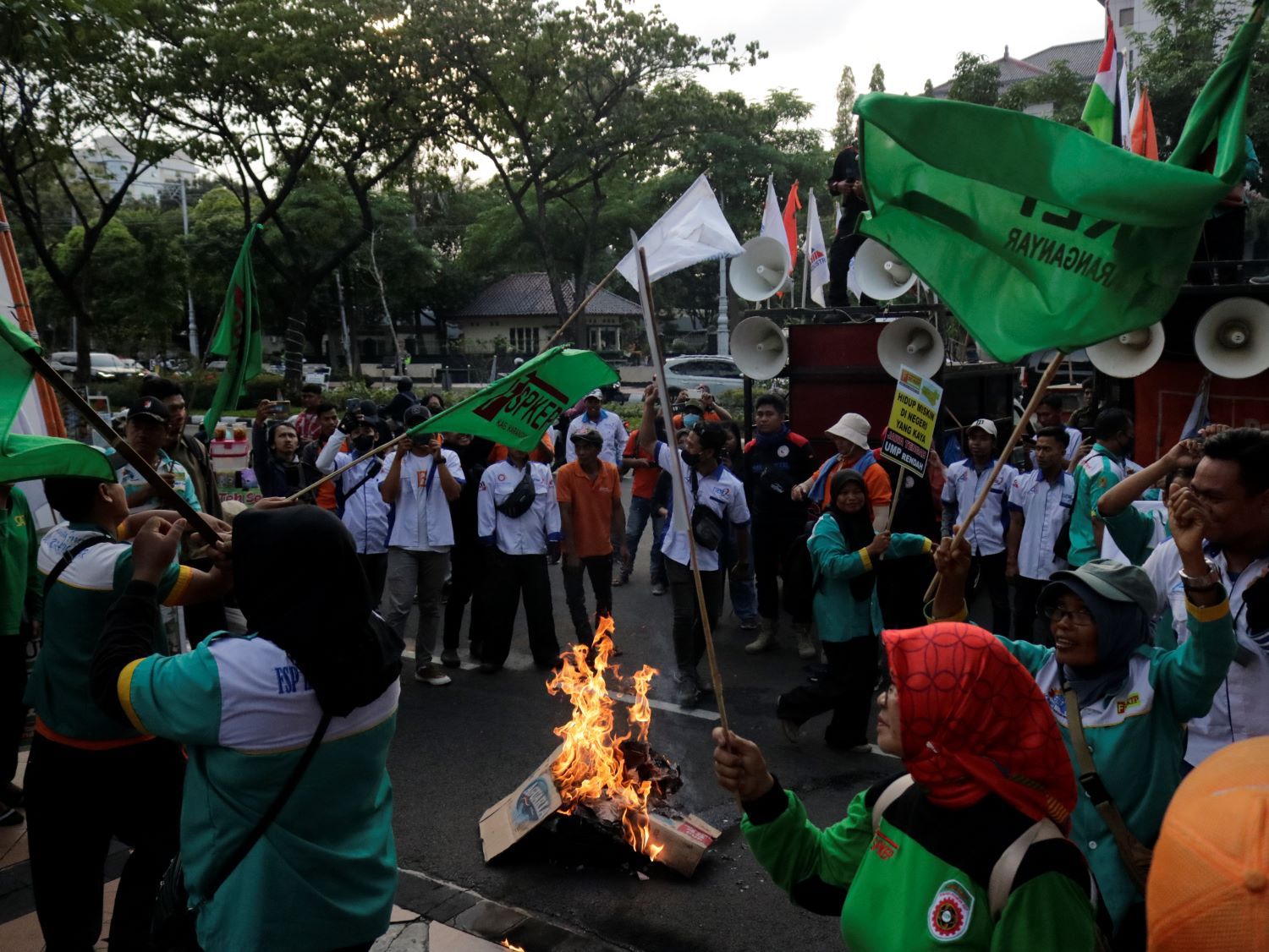 Aksi demonstrasi buruh di Semarang yang menuntu kenaikan upah minimum di Jawa Tengah minimal 15 persen, Selasa (14/11/2023).