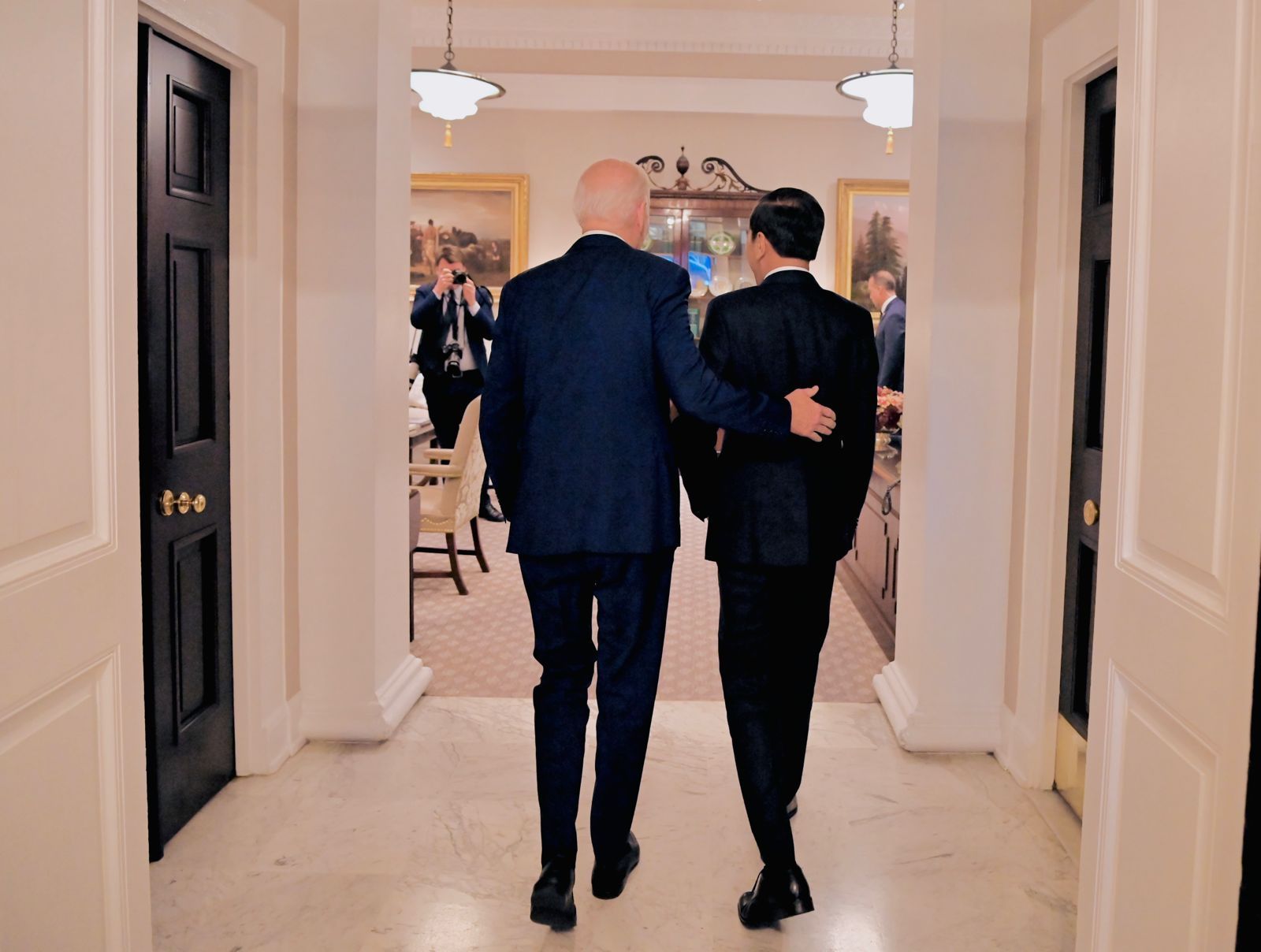 Presiden Joko Widodo mengajak Presiden Amerika Serikat Joe Biden untuk berada pada garis depan dalam membela keadilan dan kemanusiaan bagi bangsa Palestina.