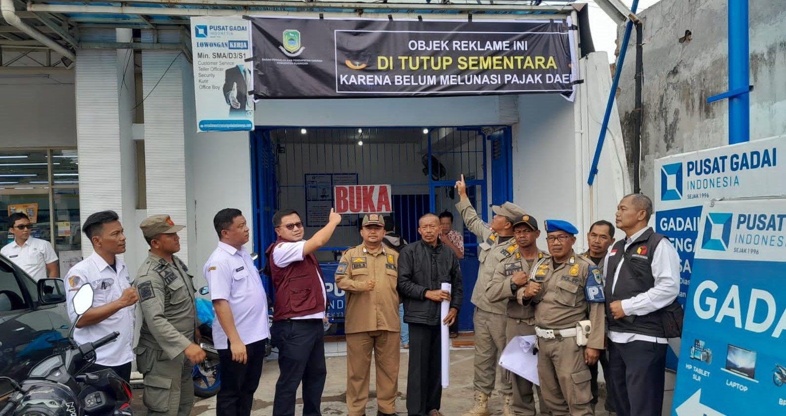 Bappenda Kuningan bersama Satpol PP menyegel kantor Pusat Gadai Indonesia di 6 titik yang berada di wilayah Kabupaten Kuningan.