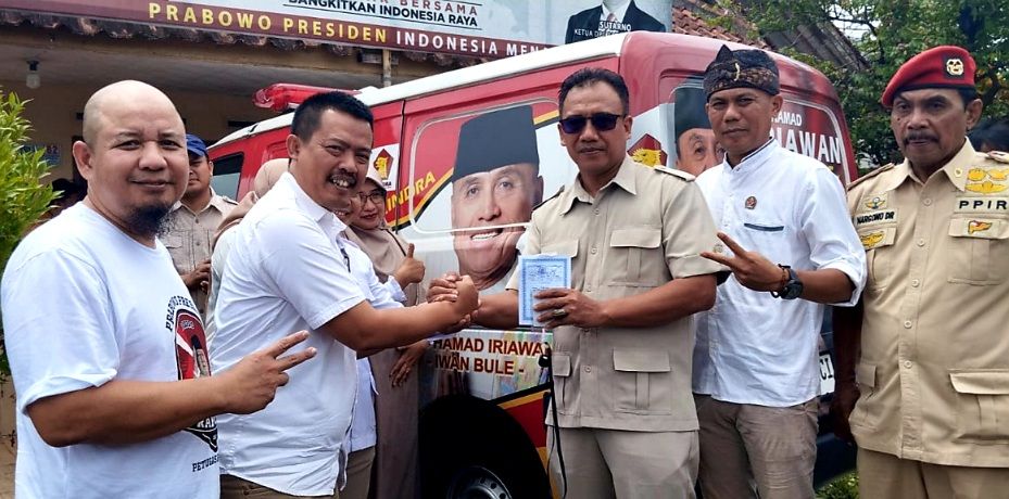 Ketua Tim Pemenangan Caleg DPR RI Dapil X Iwan Bule, Usman Kusmana (kiri) tengah menyerahkan mobil ambulan secara simbolis kepada Ketua DPC Partai Gerindra Kota Banjar, Sutarno (kanan) di halaman Kantor DPC Partai Gerindra Kota Banjar, Kamis (16/11/2023).