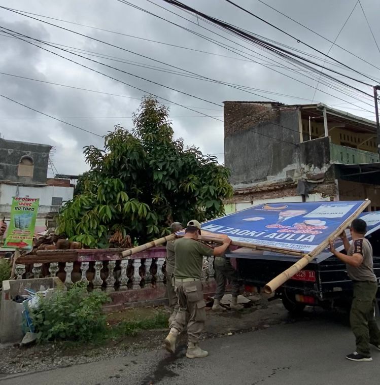 Penertiban APK oleh Bawaslu Banyumas dan Satpol PP