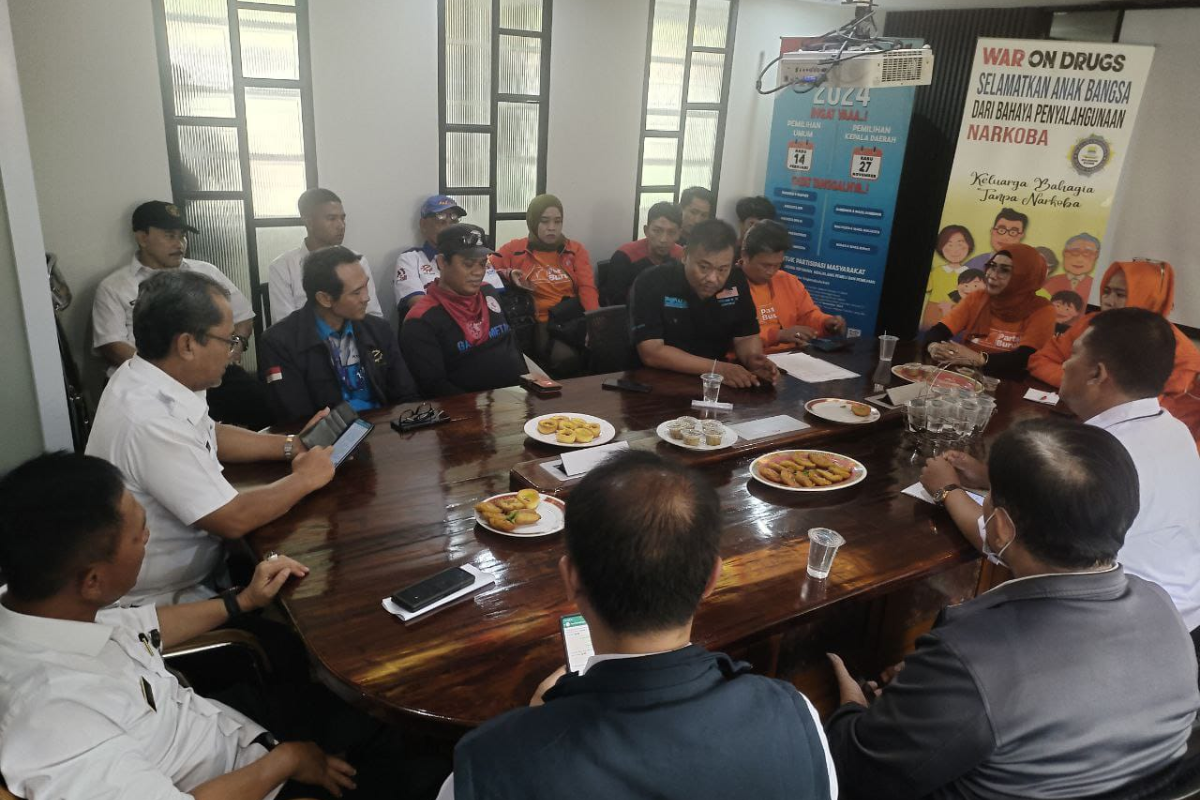 Pemerintah Kota Bandung menerima aspirasi ratusan buruh yang melakukan aksi menuntut kenaikan Upah Minimun Kota (UMK) yang digelar di Balai Kota Bandung, Rabu 15 November 2023.