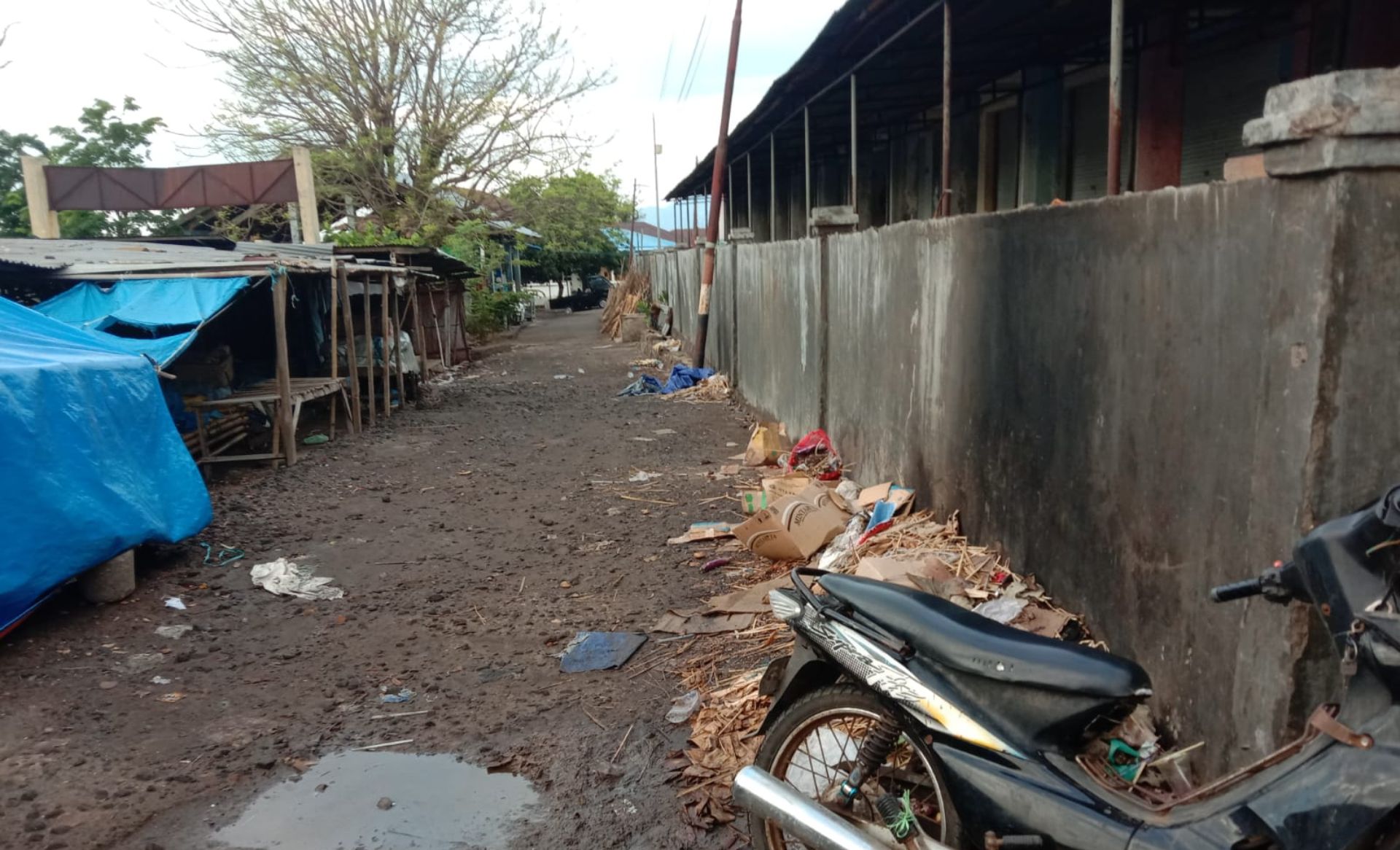 Timbunan sampah pada sisi belakang los Pasar Dserah Larantuka, Kamis (16/11/2023) pukul 06.00 WITA.//