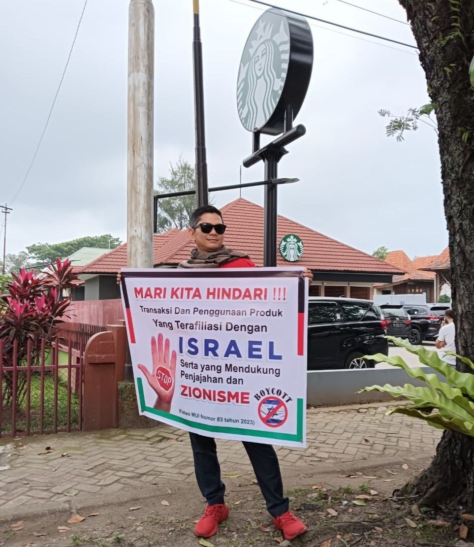 Politisi PDIP, Maidestal Hari Mahesa melakukan aksi tunggal mengajak boikot produk pro penjajah Israel di Kota Padang.
