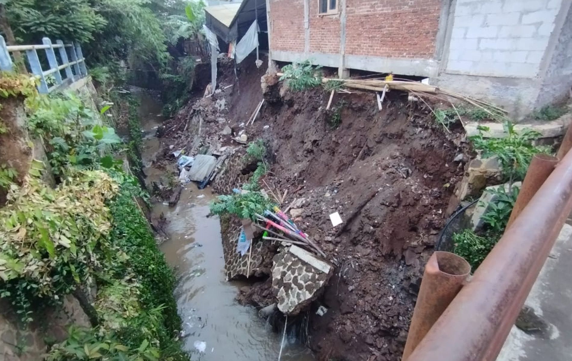 Tanah longsor di Jalan Padasuka, Kelurahan Pasirlayung, Kecamatan Cibeunying Kidul, Kota Bandung, Jumat 17 November 2023