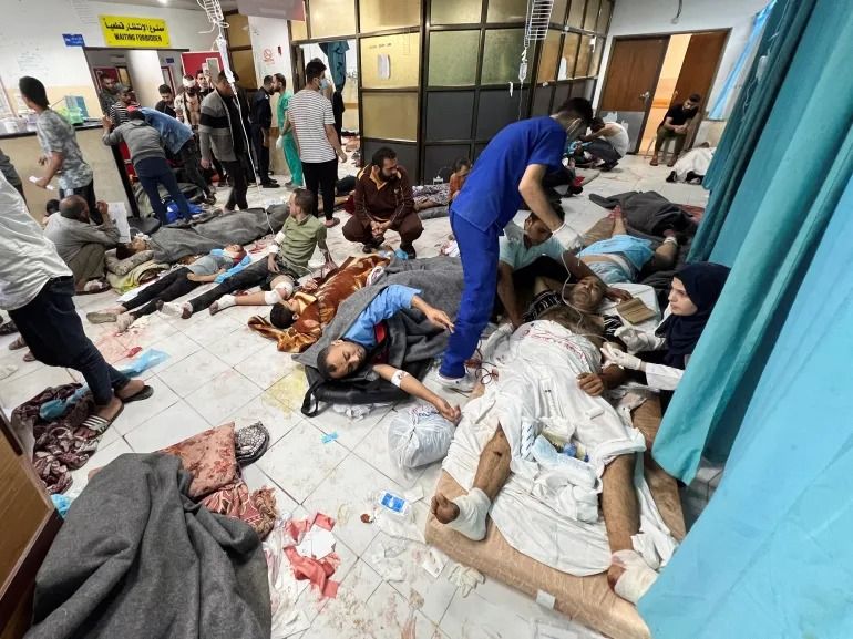 Warga Palestina yang terluka dalam serangan Israel berbaring di lantai di Rumah Sakit Indonesia setelah Rumah Sakit al-Shifa ditutup di tengah serangan darat Israel, di Jalur Gaza utara pada 16 November 2023.