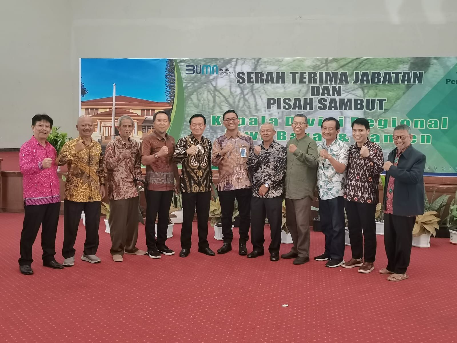  Tedy Sumarto dan Asep Dedi Mulyadi berphoto bersama Para Senior Rimbawan Perhutani Jabar-Banten di acara sertijab dan pisah sambut Kadivreg Perhutani Jabar-Banten