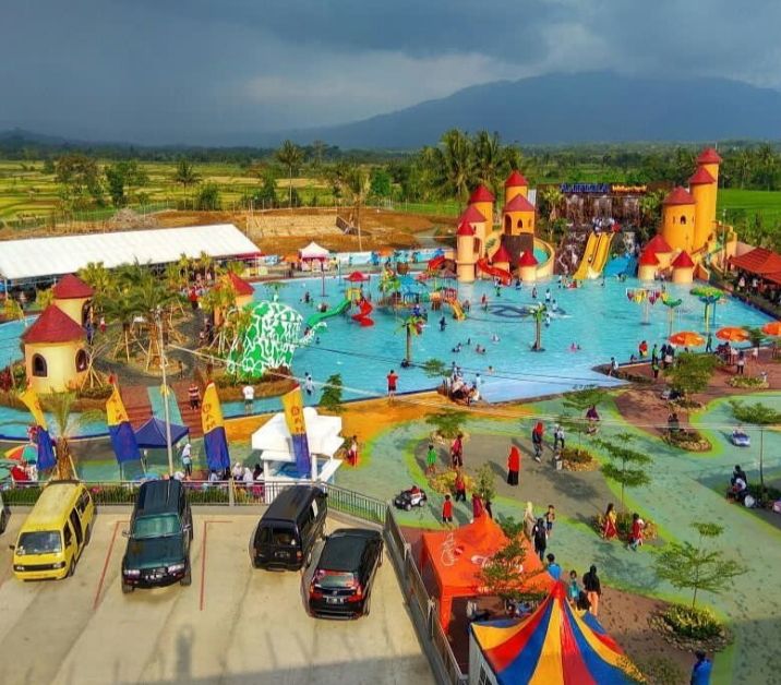 Kolam renang Ampera Waterpark Tasikmalaya di Jl. Kadipaten - Ciawi Tasikmalaya.
