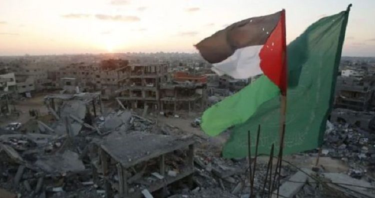 Ilustrasi - Bendera Palestina dan Hamas (kanan) berkibar diatas reruntuhan sebuah rumah, menurut saksi hancur dalam serangan Israel selama tujuh minggu, di wilayah timur Kota Gaza, Rabu (3/9). 