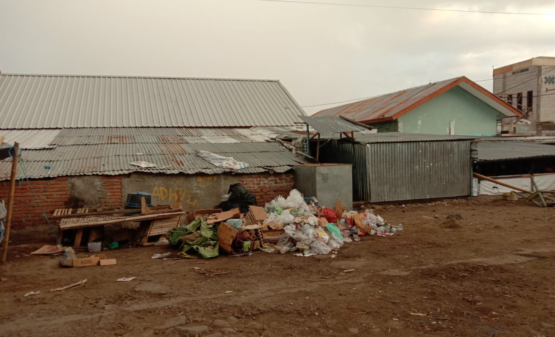 Timbunan sampah pada sisi kanan pasar Larantuka, dekat centra pelayanan tera-tera ulang yang dilaksanakan Dinas Perdagin Flores Timur, Kamis (16/11/2023) pukul 18.00 WITA.//