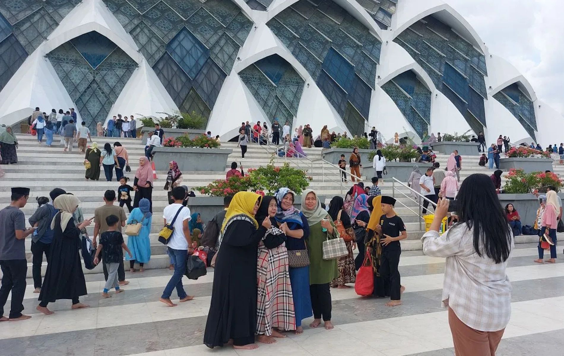 Sejumlah wisatawan luar kota di sekitar Masjid Raya Al Jabbar Kota Bandung untuk mengisi waktu libur saat Hari Raya Idul Fitri 1444 H.