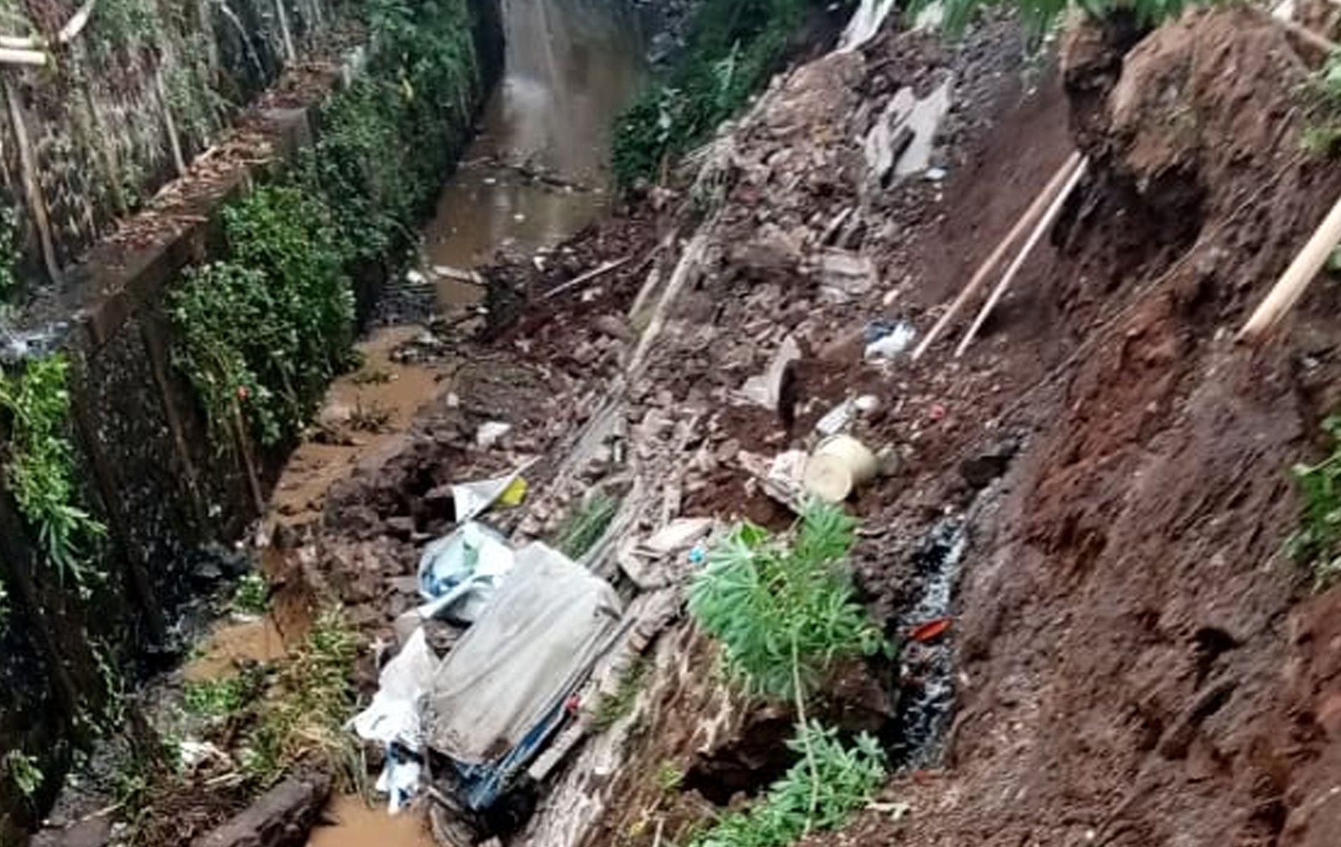 Bencana tanah longsor di Jalan Padasuka, Kelurahan Padasuka, Kecamatan Cibeunying Kidul, Kota Bandung, Jumat 17 November 2023