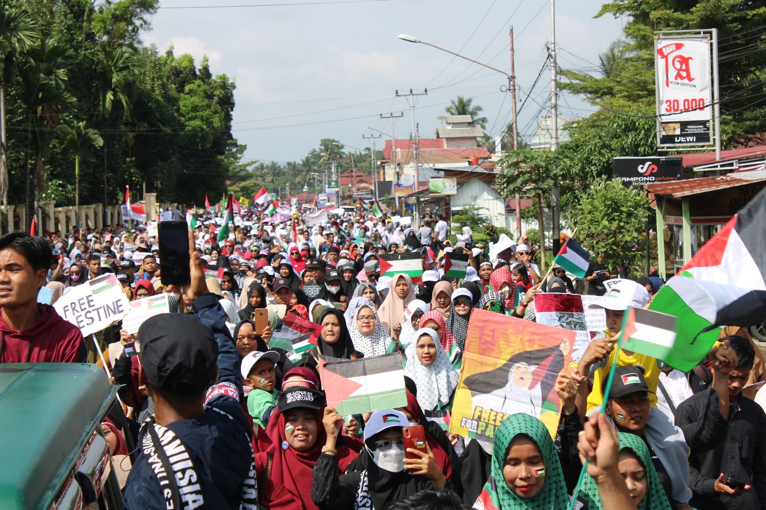 Aksi Long March massa aksi di Kabupaten Pasaman Barat, Sumatera Barat yang memprotes tindakan penjajah Israel di Gaza Palestina