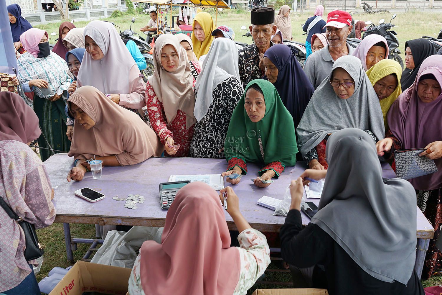 Antean warga untuk membeli bahan pokok pada operasi pasar murah yang digelar Pemkab Aceh Utara 