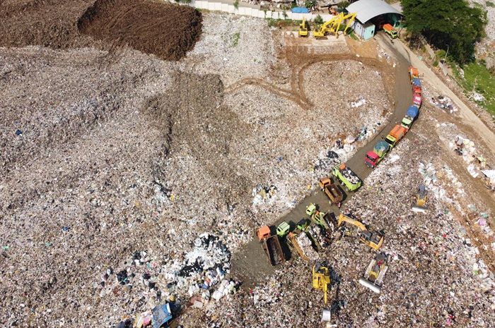 Aktivitas pembuangan sampah di TPA Sarimukti, Desa Sarimukti, Kecamatan Cipatat, Kabupaten Bandung Barat, Minggu, 19 November 2023.