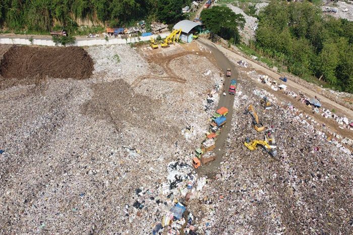 Aktivitas pembuangan sampah di TPA Sarimukti, Desa Sarimukti, Kecamatan Cipatat, Kabupaten Bandung Barat, Minggu (19/11/2023).