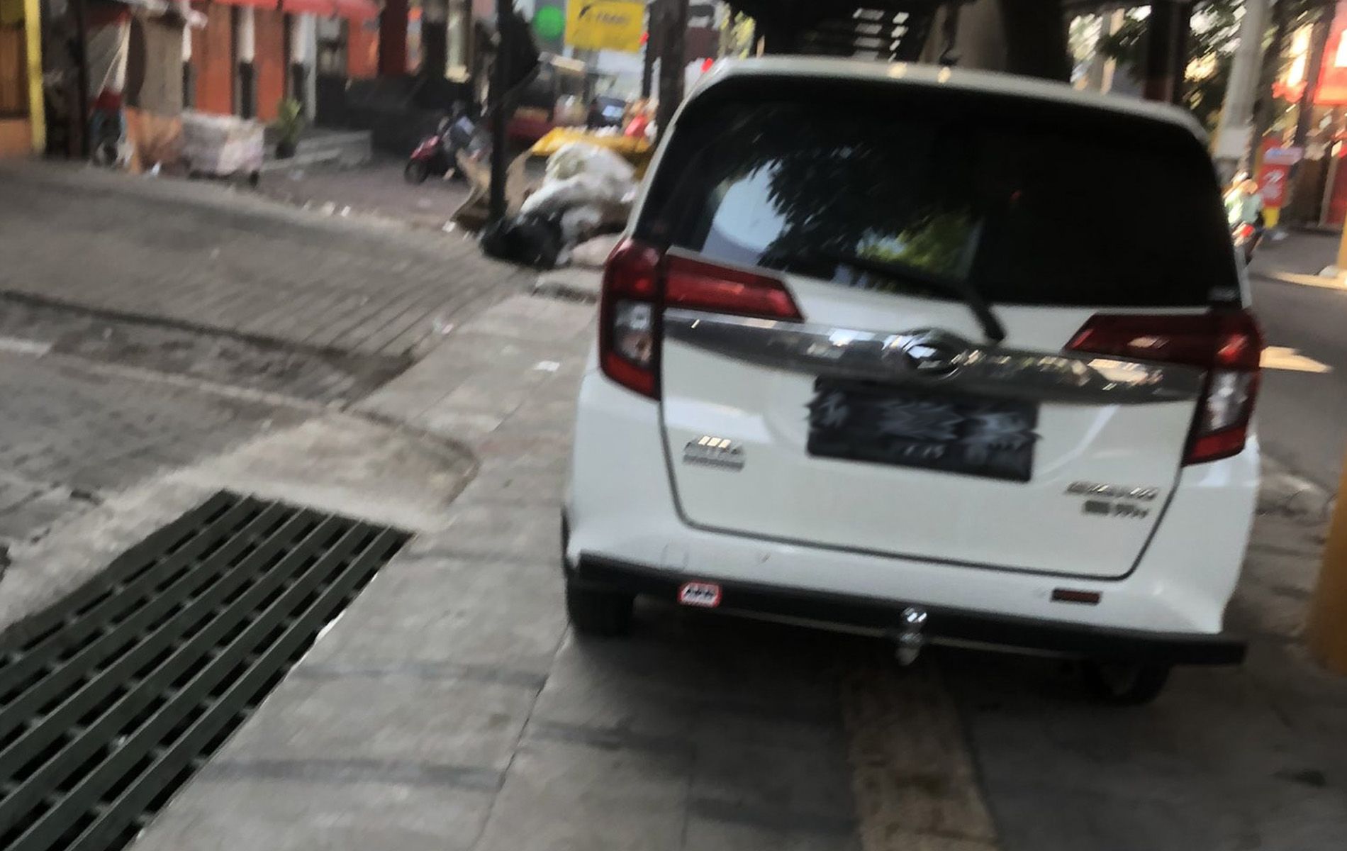 Parkir liar di Jalan Raya Cihampelas, tepatnya di bawah Teras Cihampelas, Kota Bandung, Minggu 19 November 2023
