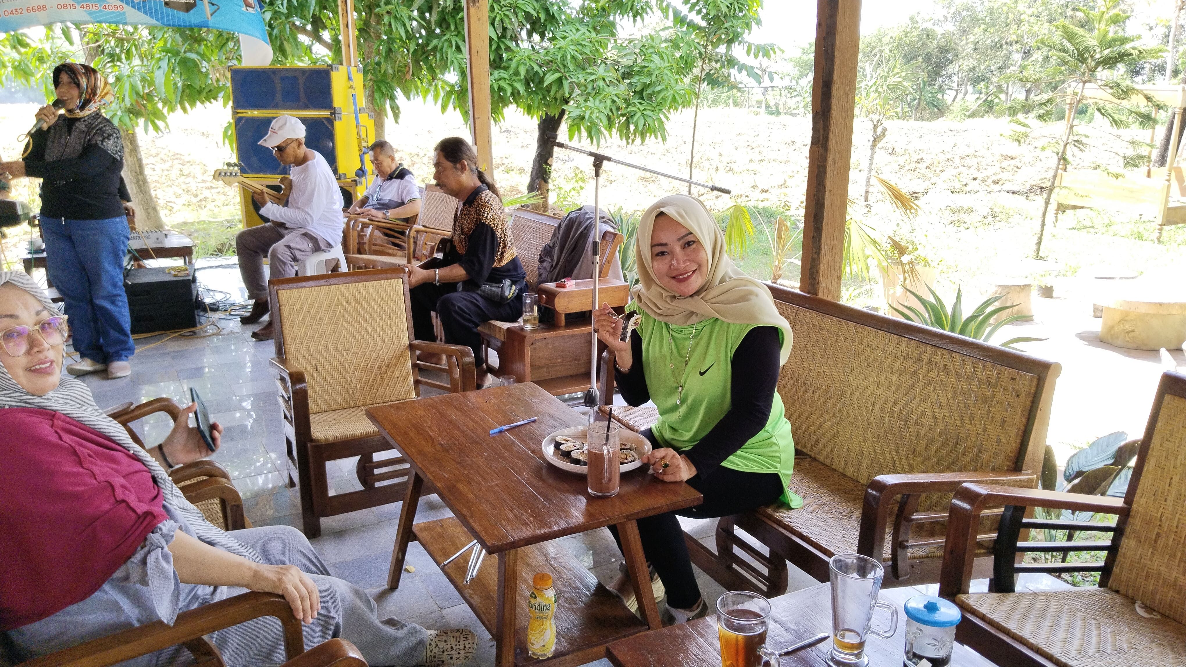 Salah satu pengunjung, Umi Azkiyani, saat mencicipi sajian menu makanan khas di Sabin Resto Kambangan. 