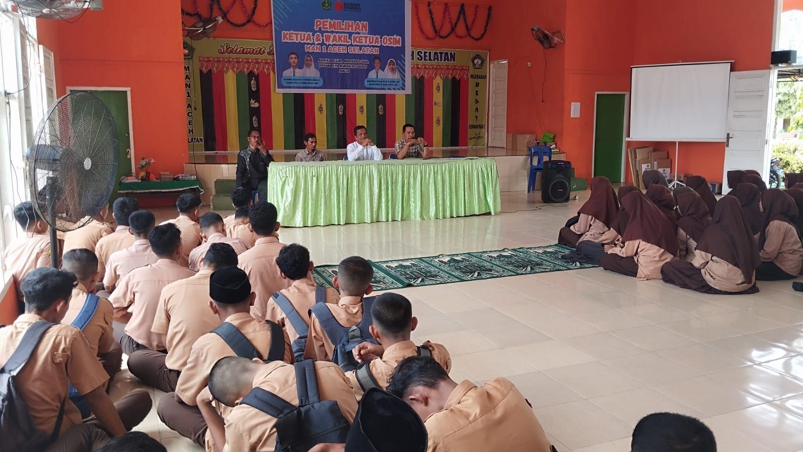 Prof Sofyan A Gani MA memberikan motivasi kepada siswa Kelas 3 MAN 1 Aceh Selatan