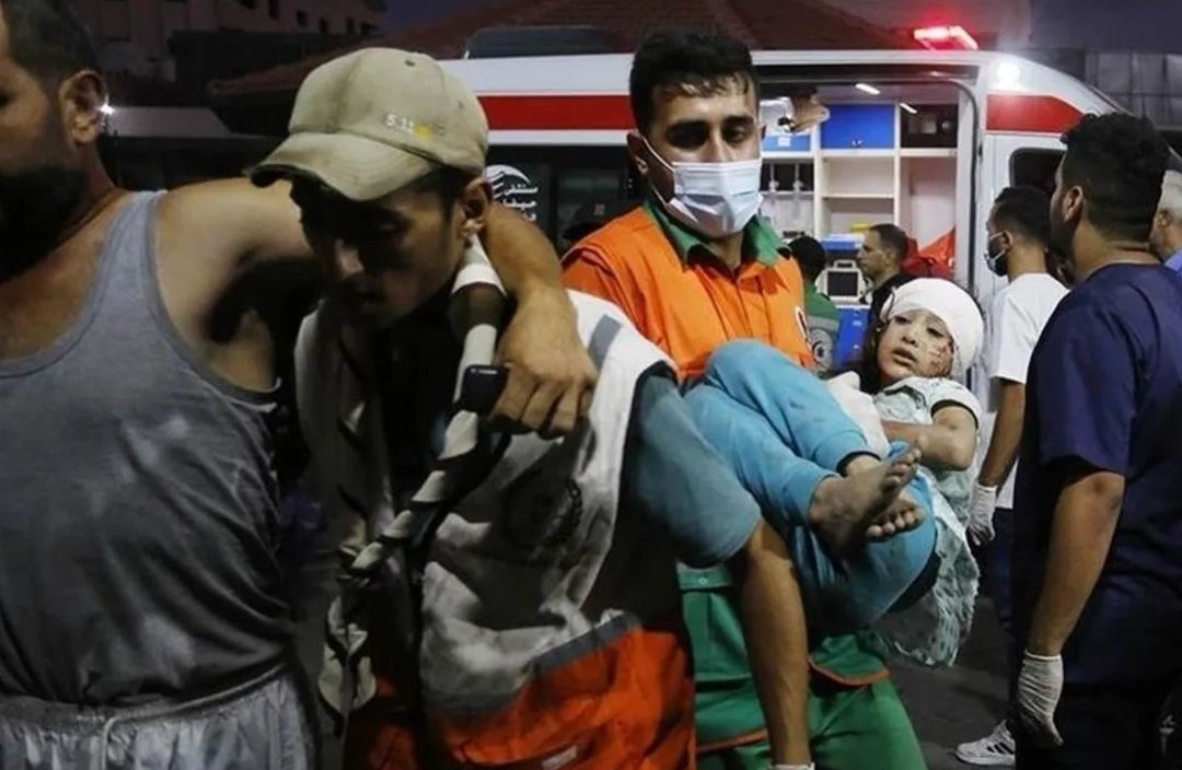Photo Petugas medis membawa korban serangan Israel ke sebuah rumah sakit di Gaza./Antara/Anadolu
