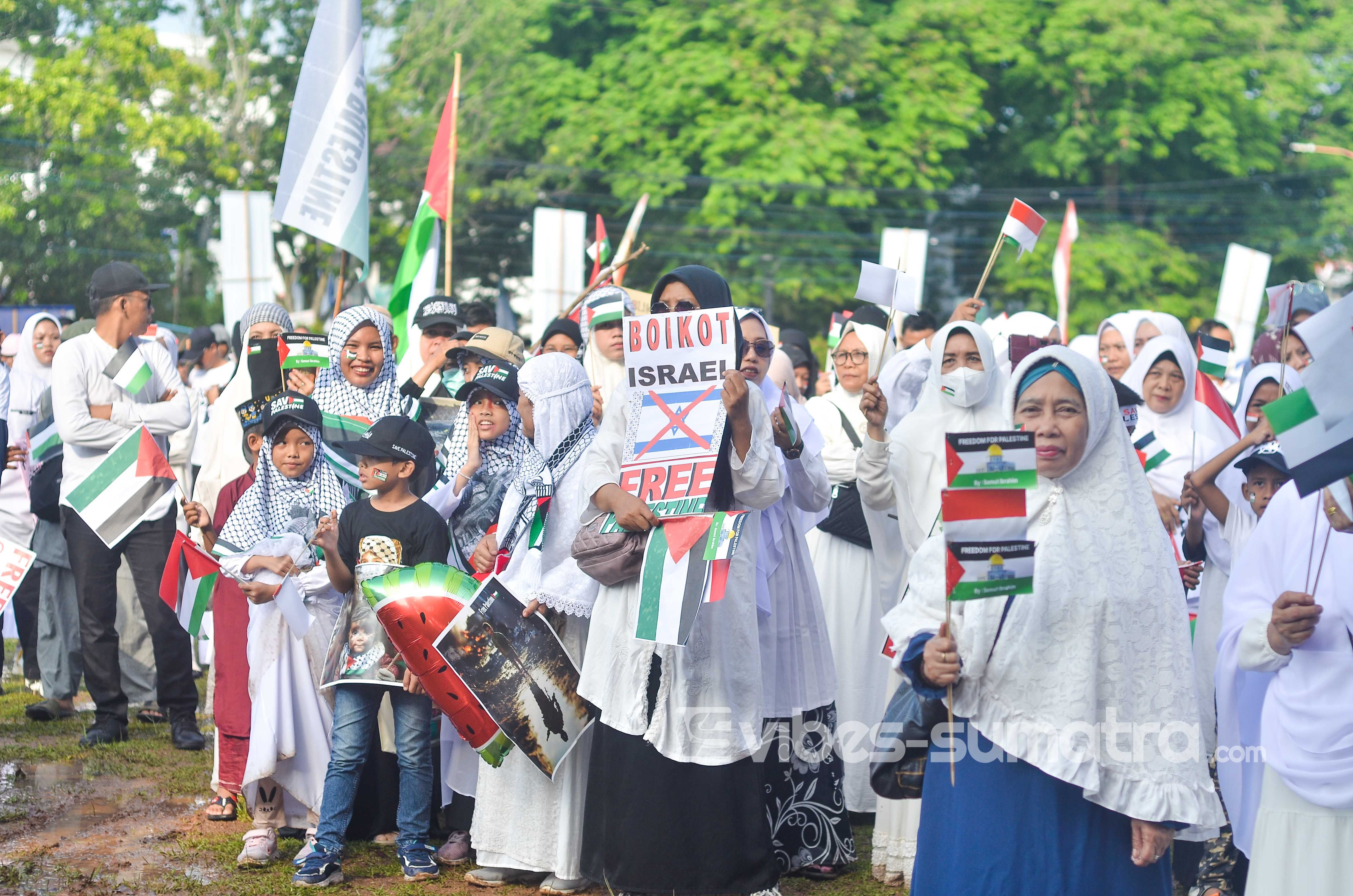 Emak-emak yang turut hadir memberikan dukungan pada aksi bela Palestina di Lapangan Merdeka Muara Enim