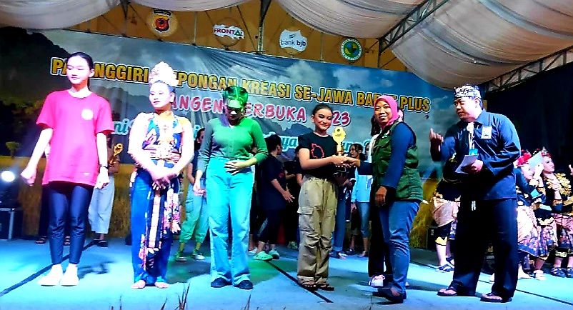 Perwakilan Jaber Kota Banjar, Imas menyerahkan penghargaan kepada juara pasanggiri Jaipong memon memeriahkan Hari Sumpah Pemuda dan Hari Pahlawan tahun 2023.