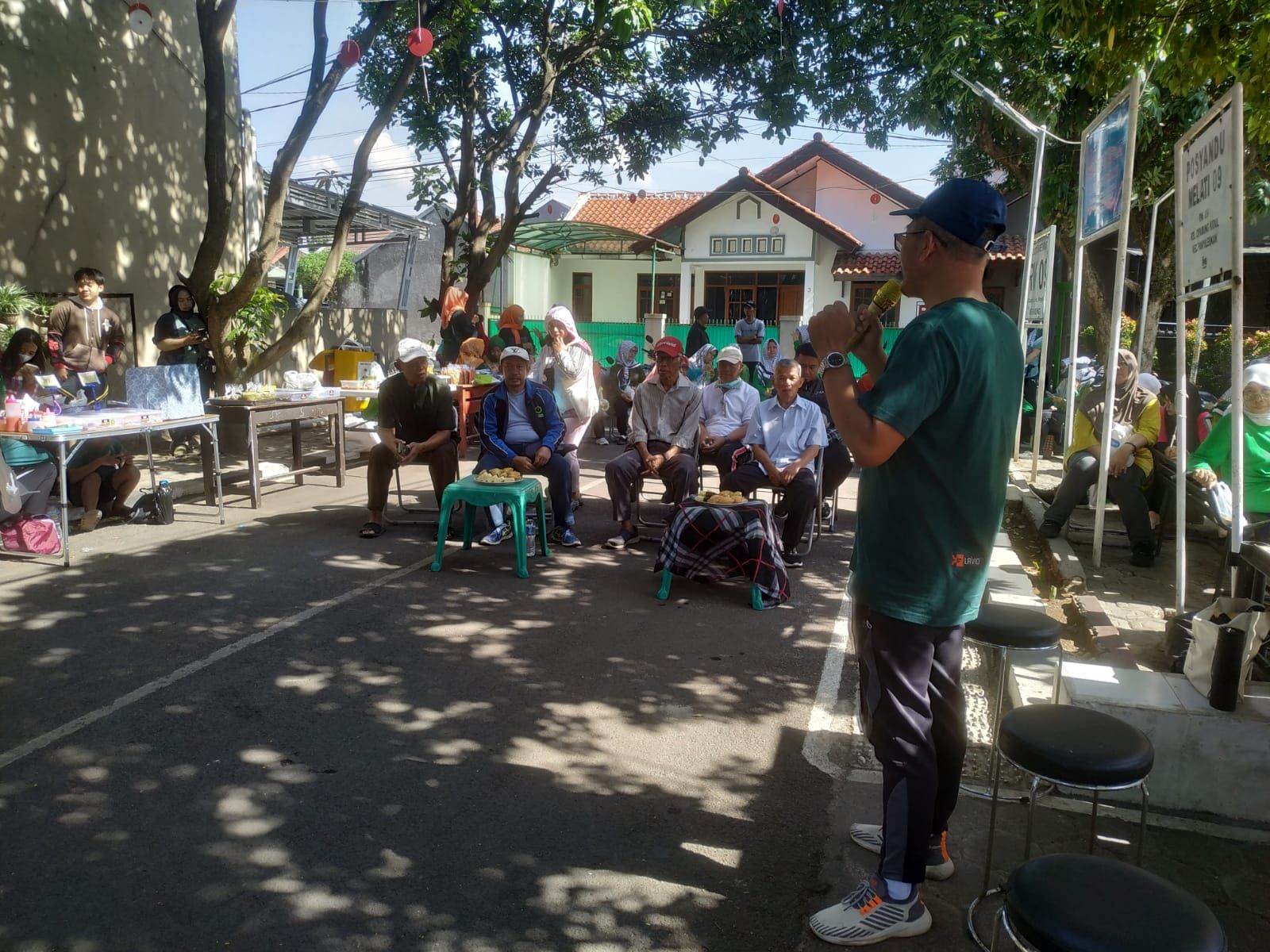 Ketua RW 09 Kel Cipadung Kidul Kec Panyileukan, H. Agus Juanda memberikan sambutan pada acara HUT Bank Sampah Sehati ke 12 di 