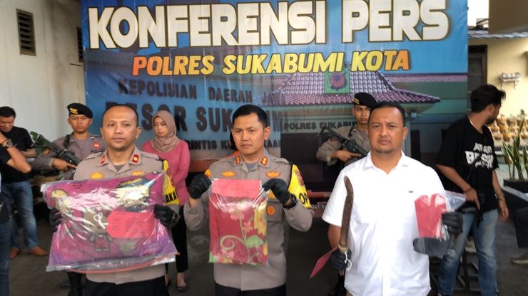 Polres Sukabumi Kota memperlihatkan barang bukti tersangka PS (28) yang tega menghabisi korban berinisial (RS) gegara utang.