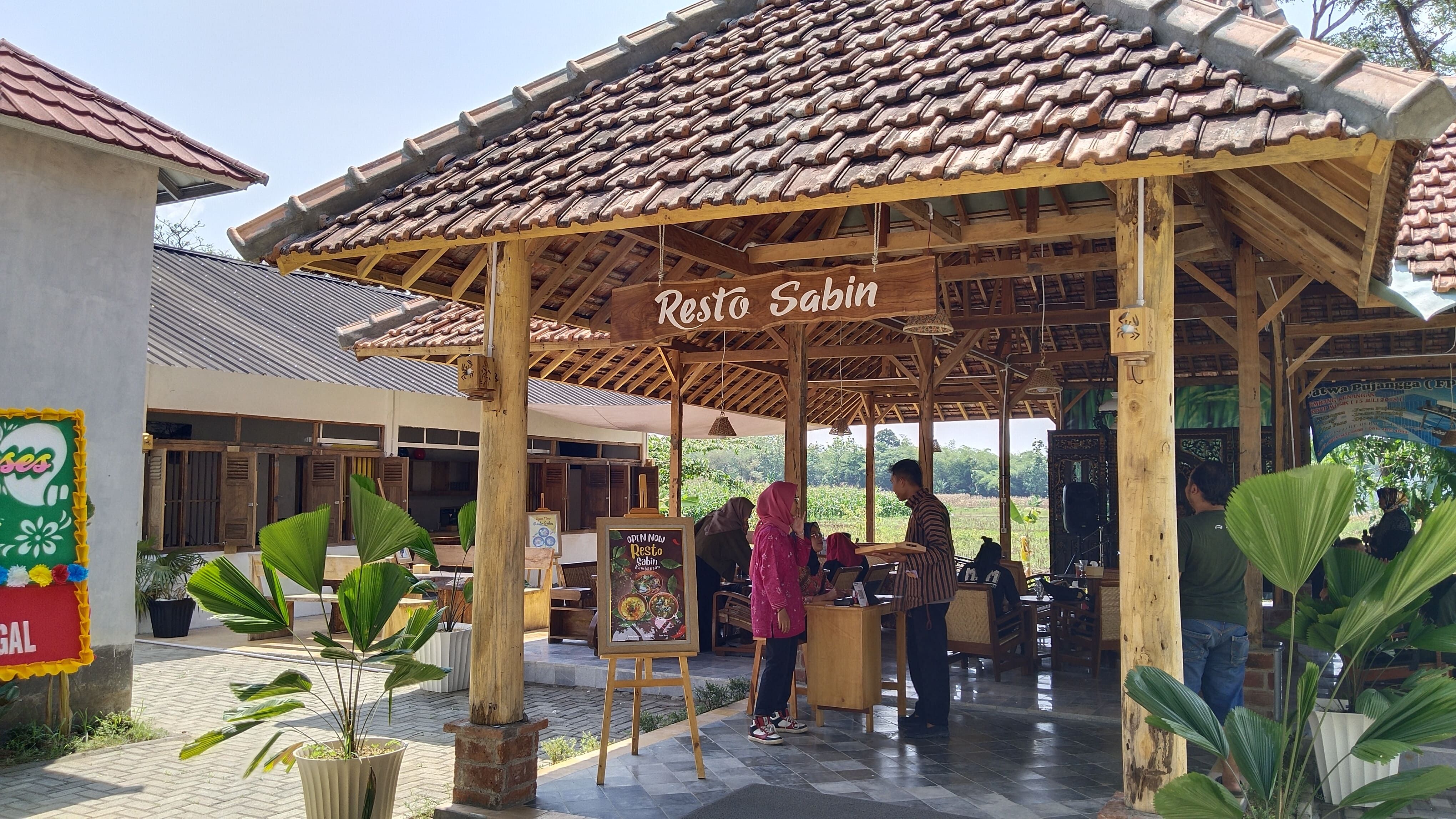 Sabin Resto Kambangan tawarkan tempat makan yang nyaman di pinggir sawah bernuansa Jawa. 