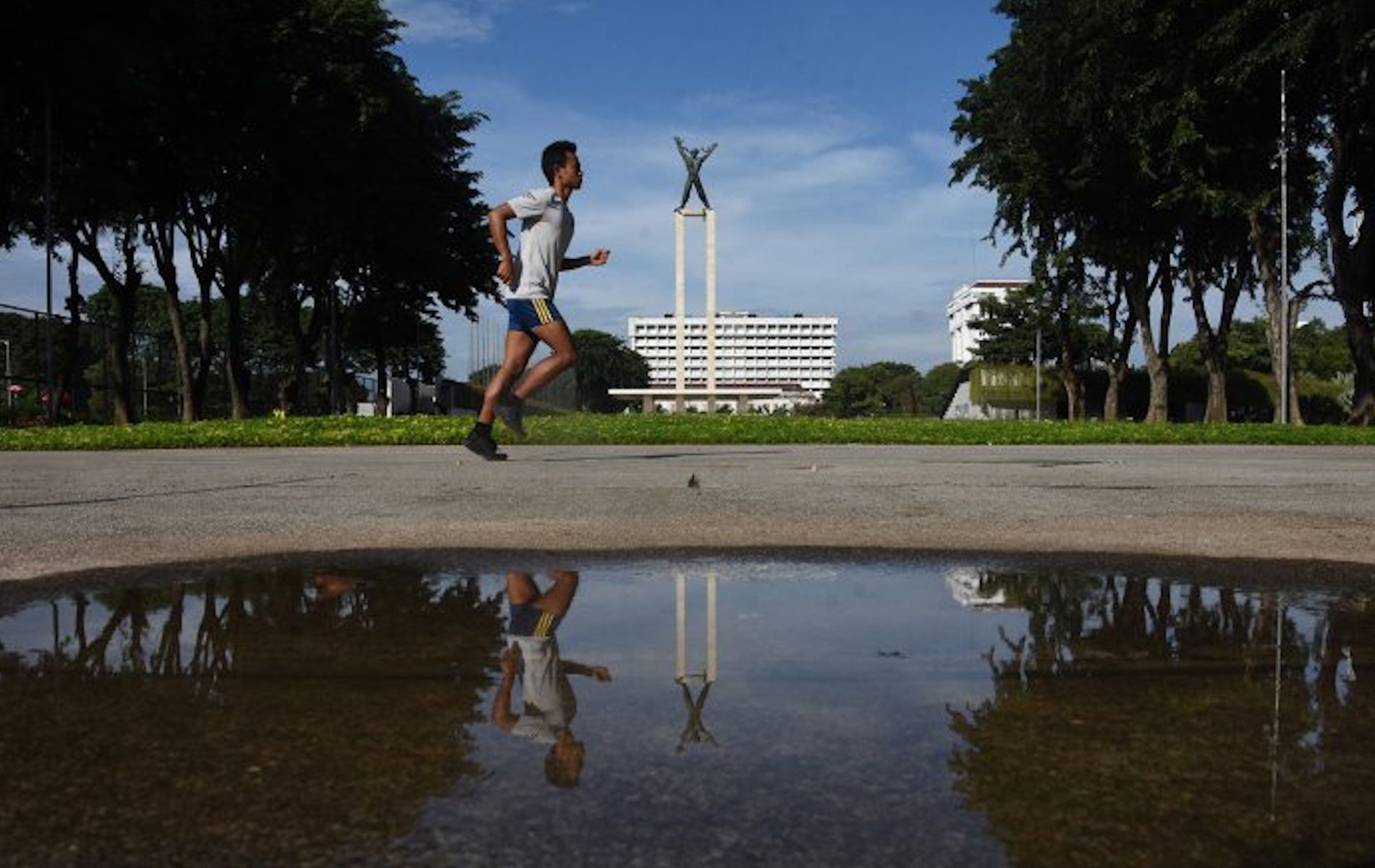 Warga berolahraga di Taman Lapangan Banteng, Jakarta. Taman ini kerap jadi favorit untuk melepas penat di akhir pekan.