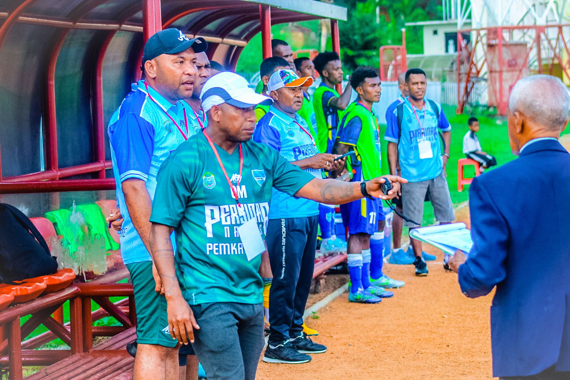 Tim pelatih Persinab bersama Official tim dan pemain  di Stadion Mandala Jayapura (Portal Papua)