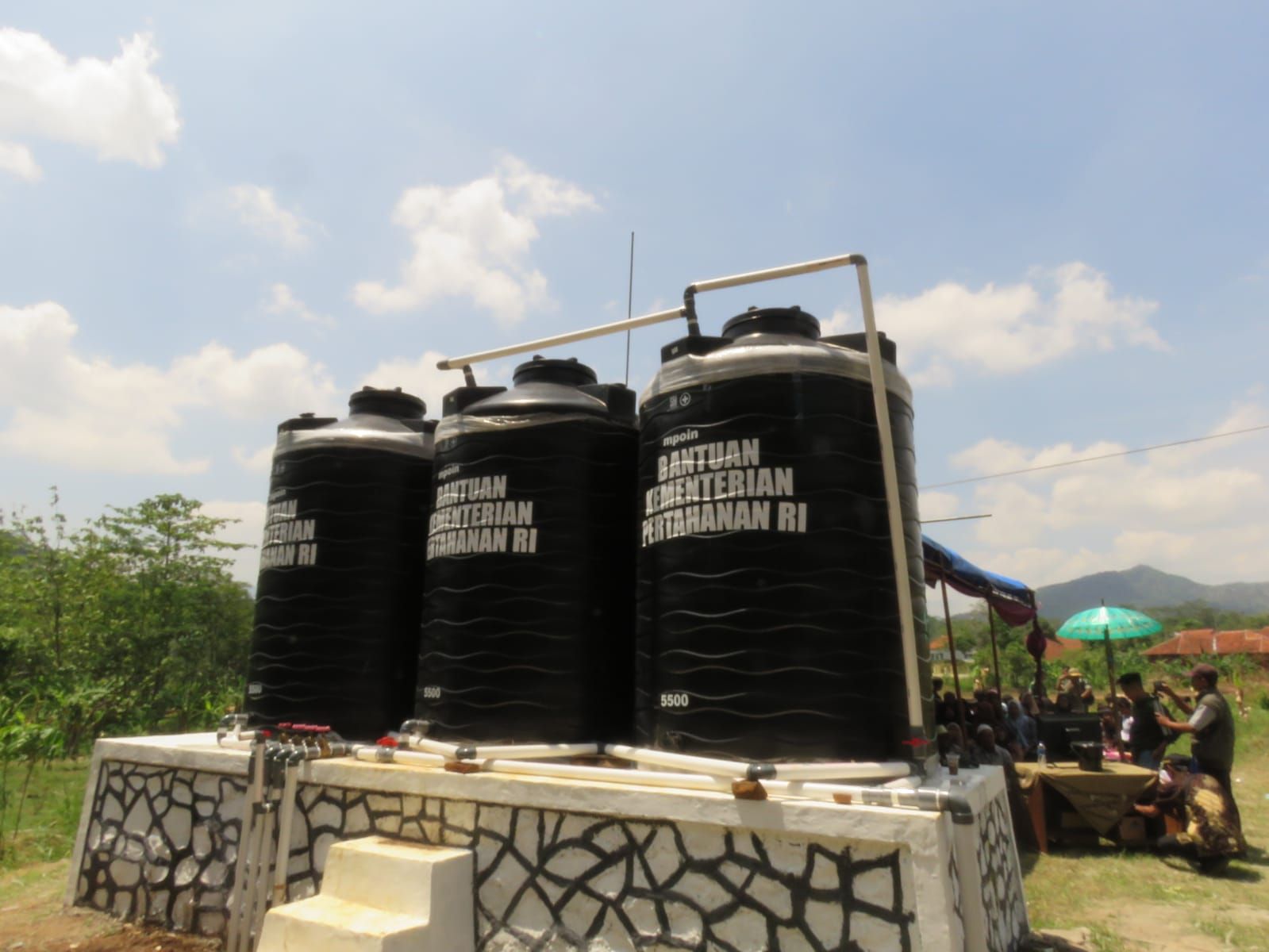 Bantuan Sumur Bor lengkap dengan torn penampungan air dari Kementerian Pertahanan RI ada di tiga wilayah di Kabupaten Kuningan yang mengalami kekeringan.*