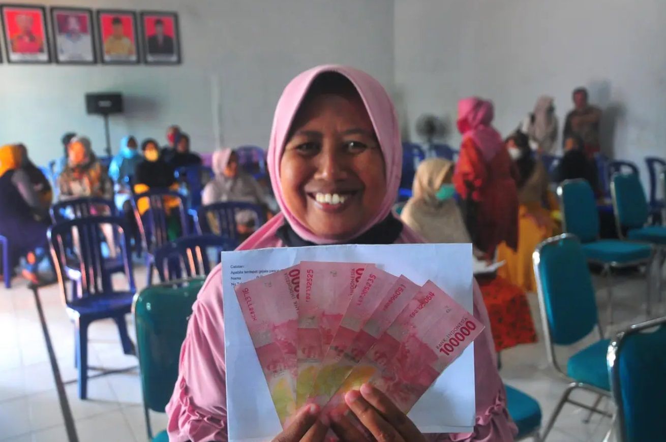 Pemerintah Indonesia telah memperkenalkan program Bantuan Langsung Tunai (BLT) untuk 18,8 juta keluarga.