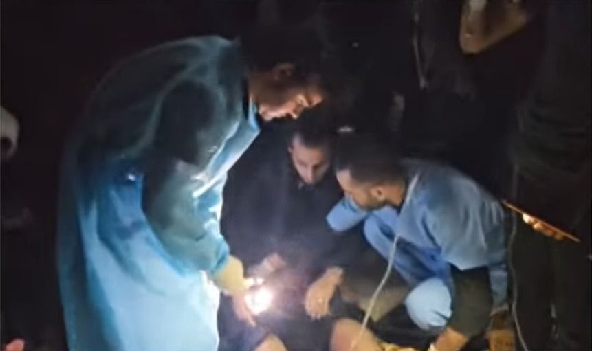 Situasi RS Indonesia malam hari setelah generator terkena serangan Israel, menangani pasien dengan bantuan penerangan dari ponsel.