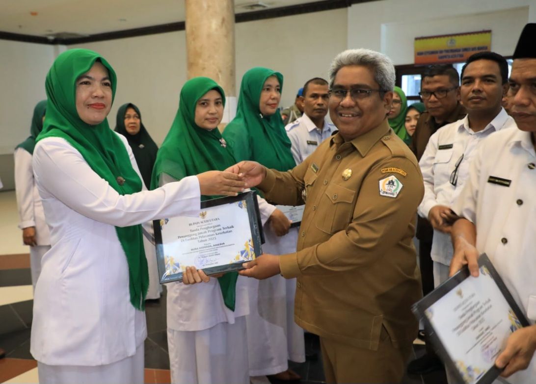 Pj Bupati Aceh Utara menyerahkan piagam penghargaan kepada 20 tenaga kesehatan 