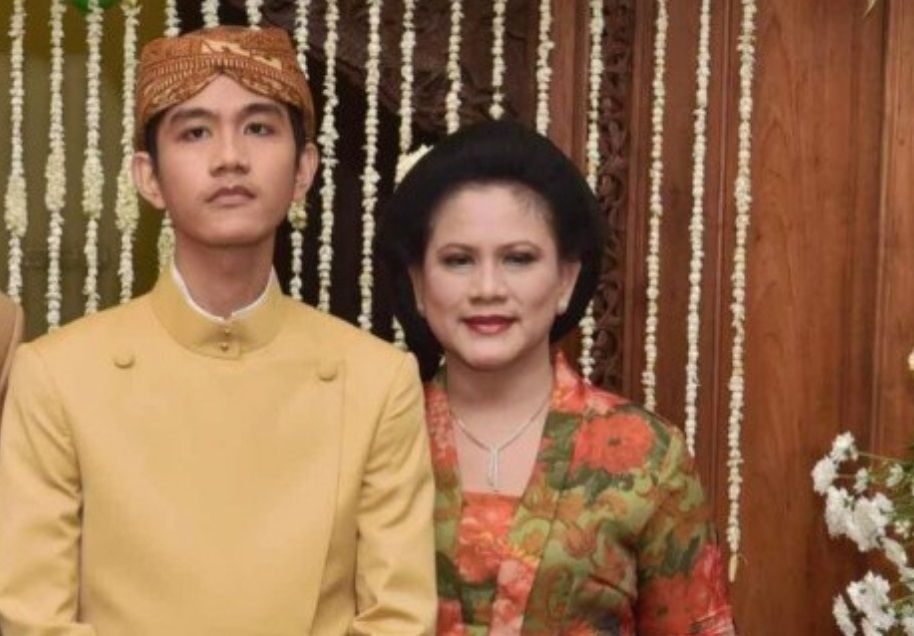 Gibran Rakabuming dan ibunya, Iriana Jokowi.