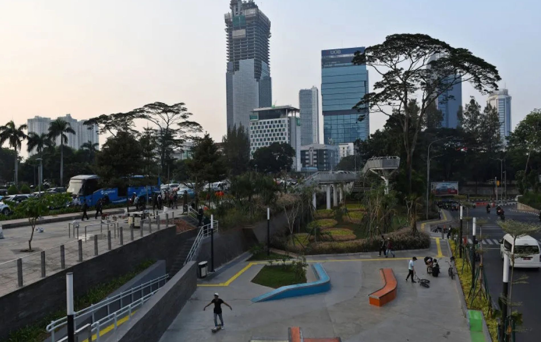 Sejumlah warga bermain 'skate board' di 'Skate Park' Taman Spot Budaya, Dukuh Atas, Jakarta.