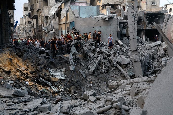 Warga Palestina memeriksa kerusakan setelah serangan Israel pasca serangan mengejutkan dari Hamas di kamp pengungsi Beach, Kota Gaza, 9 Oktober 2023. 