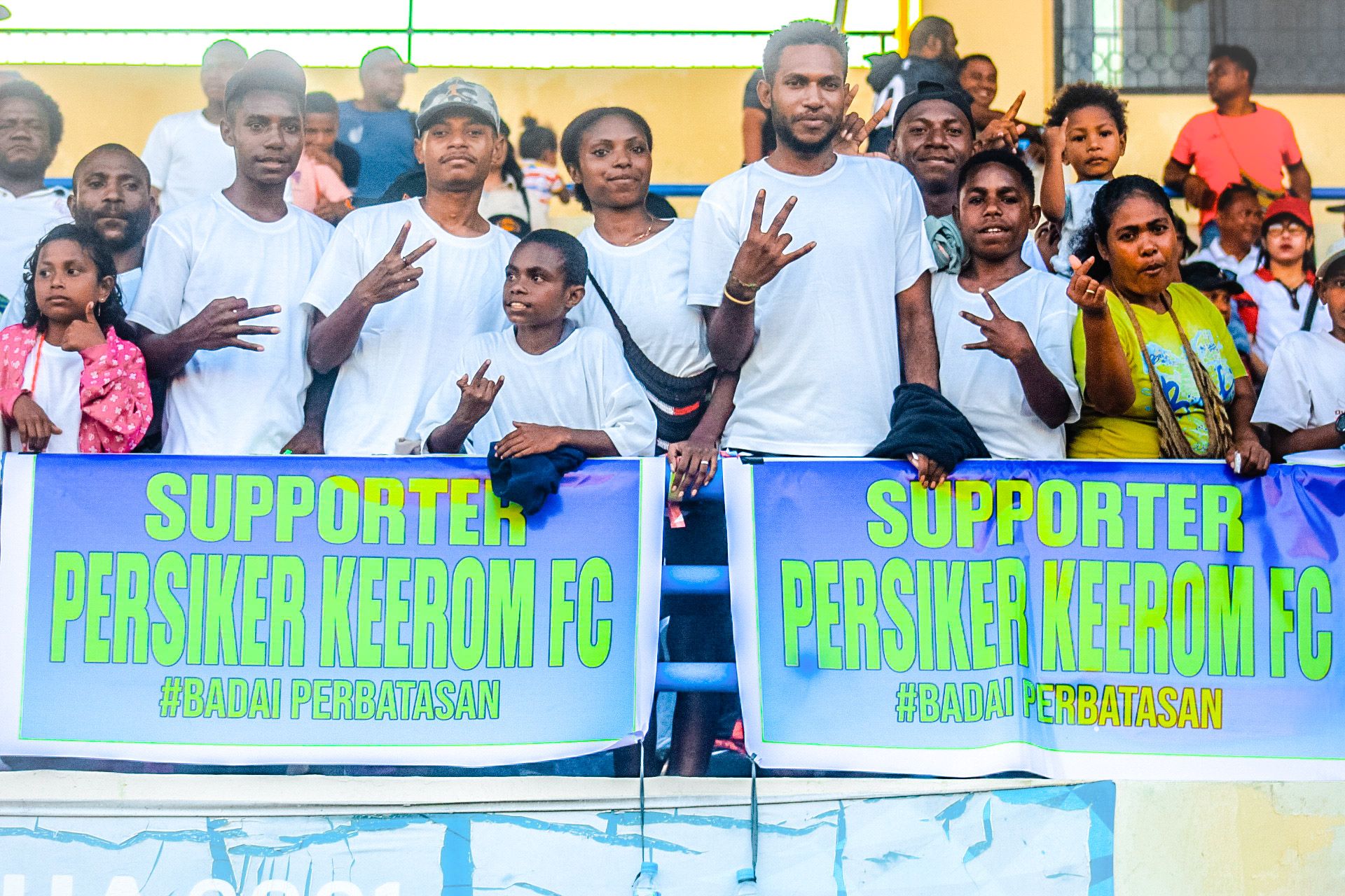 Masyarakat Keerom ketika beri dukungan untuk Persiker Keerom di Stadion Bas Youwe, Sentani, Kabupaten Jayapura, Minggu 19 November 2023
