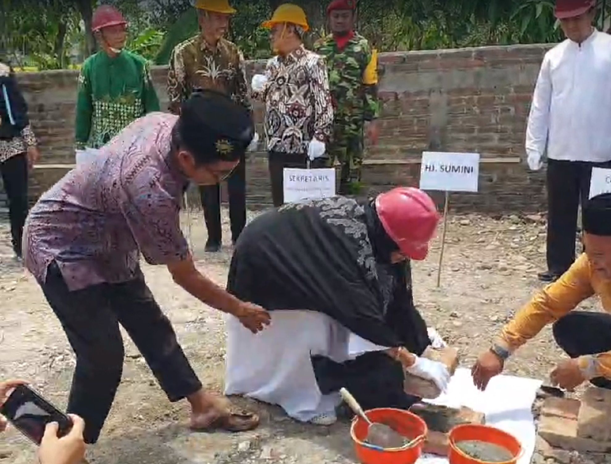 Ibu Hj Sumini selaku pewakif atau pewakaf tanah ikut melakukan peletakan batu pertama pembangunan MI Muhammadiyah 14 Prestisius Ponorogo, Ahad 19 November 2023