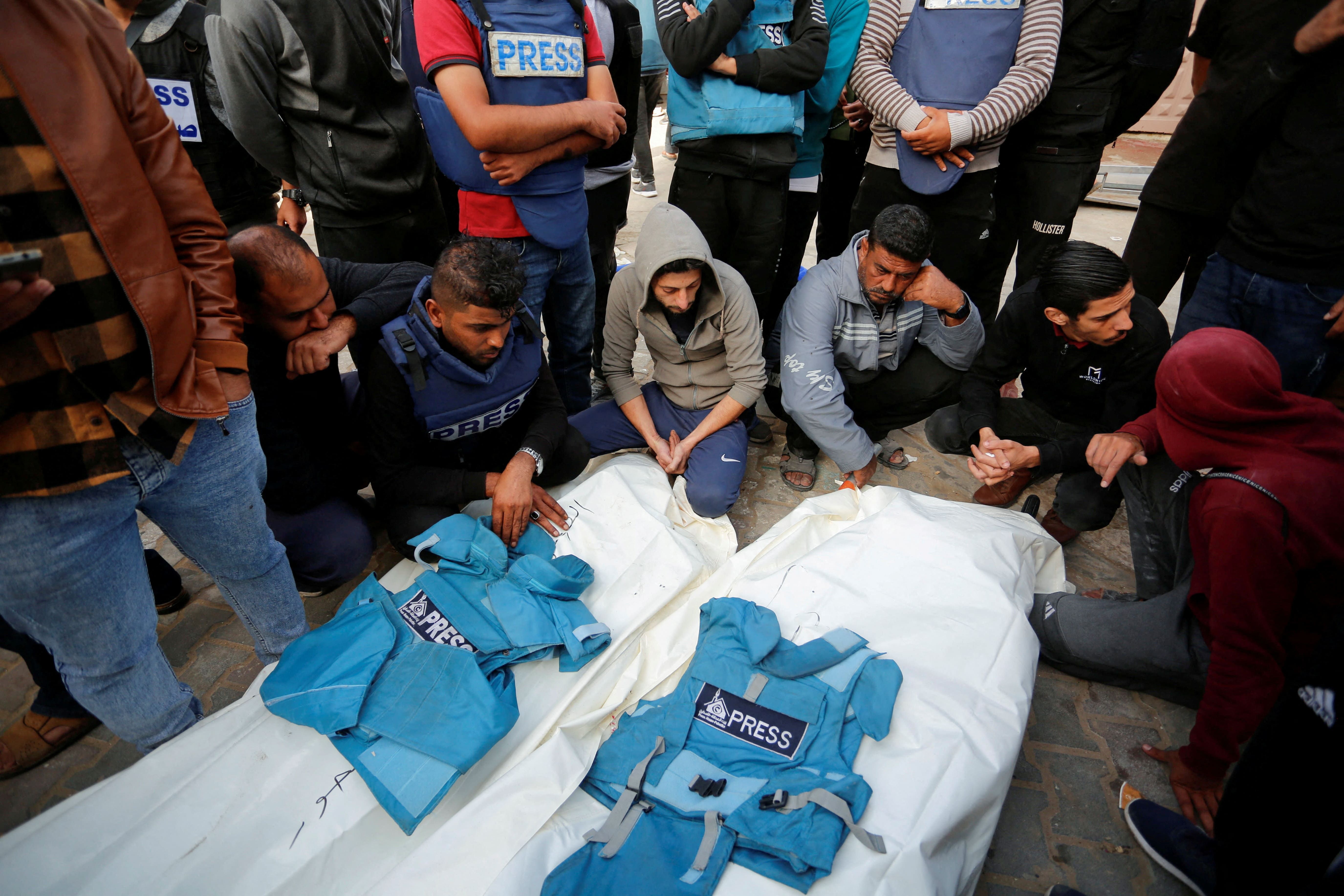 Warga Palestina berduka atas jurnalis lokal Hassouna Sleem dan Sary Mansour, yang tewas dalam serangan Israel di sebuah rumah, di sebuah rumah sakit di Jalur Gaza tengah 19 November 2023.