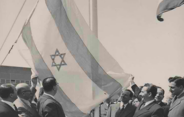 Bendera Israel pertama kali dikibarkan di Amerika pada tahun 1949, sehari setelah masuk menjadi anggota PBB.*