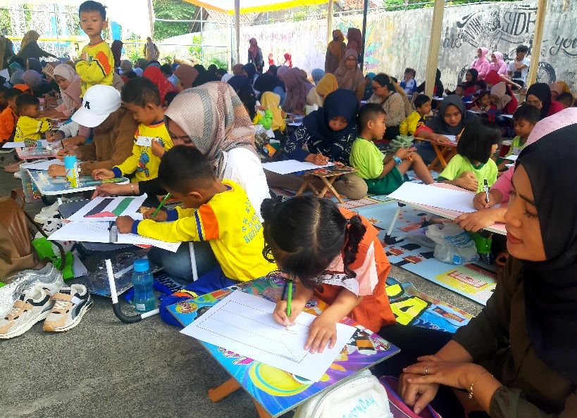 Seratusan anak terlihat khusu menggambar didampingi para orang tuanya di PP Expo 2023.