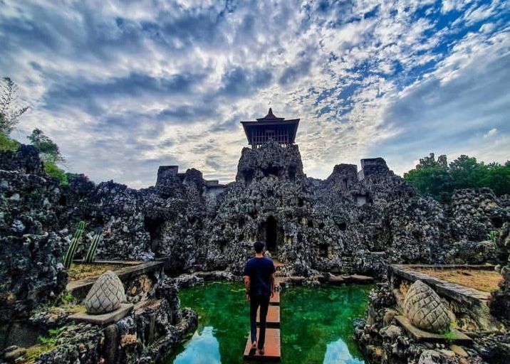 Taman Gua Sunyaragi Cirebon Jawa Barat wisata unik penuh sejarah.