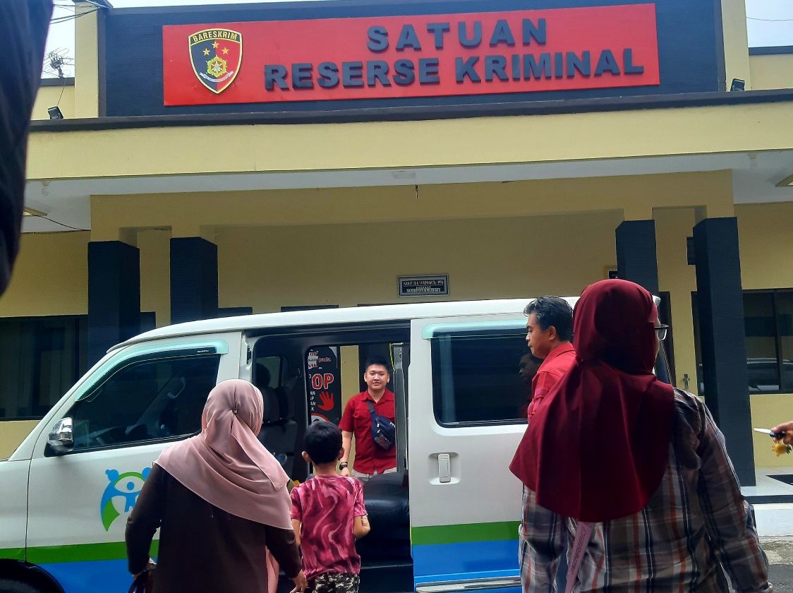 Anak korban naik mobil Dinsos P3A Kota Banjar untuk menjalani visum di RSU Banjar, Selasa (21/11/2023)