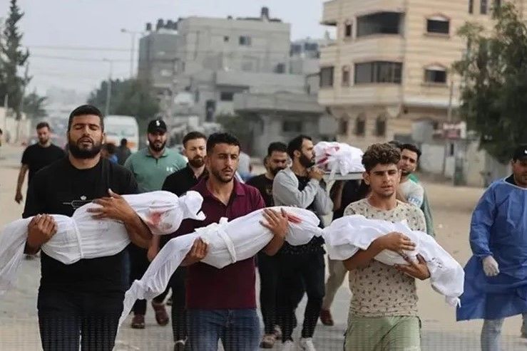 Warga Palestina membawa jenazah anak-anak yang menjadi korban serangan Israel.