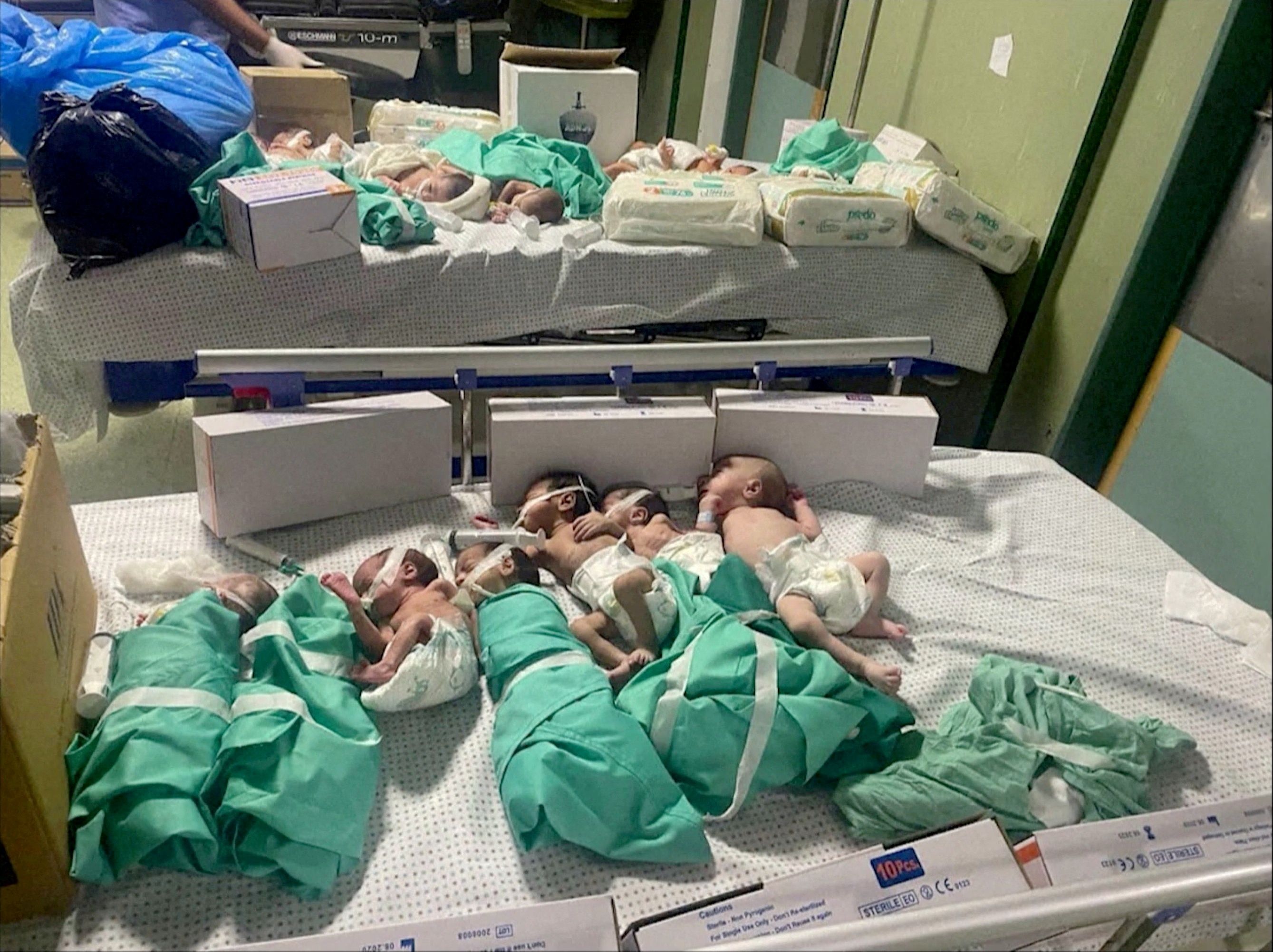 Bayi baru lahir ditempatkan di tempat tidur setelah dikeluarkan dari inkubator di Rumah Sakit Al Shifa Gaza setelah listrik padam, di tengah konflik yang sedang berlangsung antara Israel dan kelompok Islam Palestina Hamas, di Kota Gaza, Gaza, 12 November 2023.
